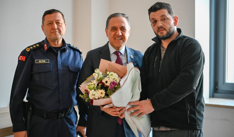 Yalova Valisi Ahmet Hamdi Usta’dan Darp Edilen Çocuğa Hastane Ziyareti