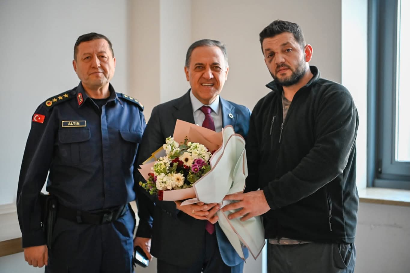 Yalova Valisi Ahmet Hamdi Usta’dan Darp Edilen Çocuğa Hastane Ziyareti