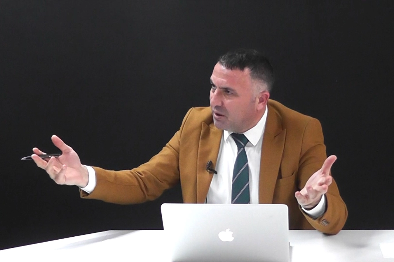 HODRİ MEYDAN: Ayhan Polat Köşe Yazılarına Geri Döndü