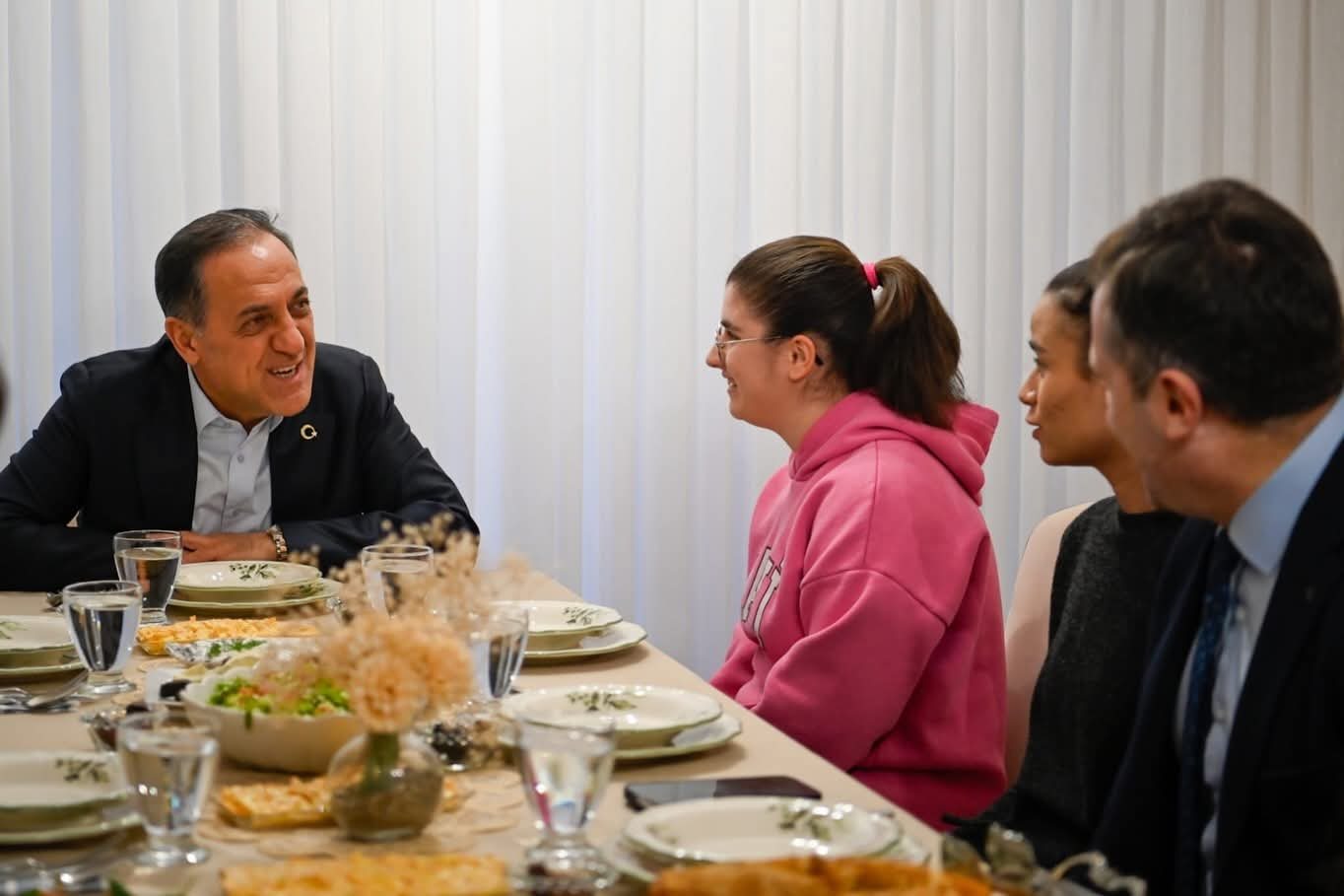 Yalova Valisi Usta’dan Umut Evi’nde Anlamlı İftar: “En Büyük Zenginlik Sevgidir” 5 Yalova Valisi Usta’dan Umut Evi’nde Anlamlı İftar: “En Büyük Zenginlik Sevgidir”