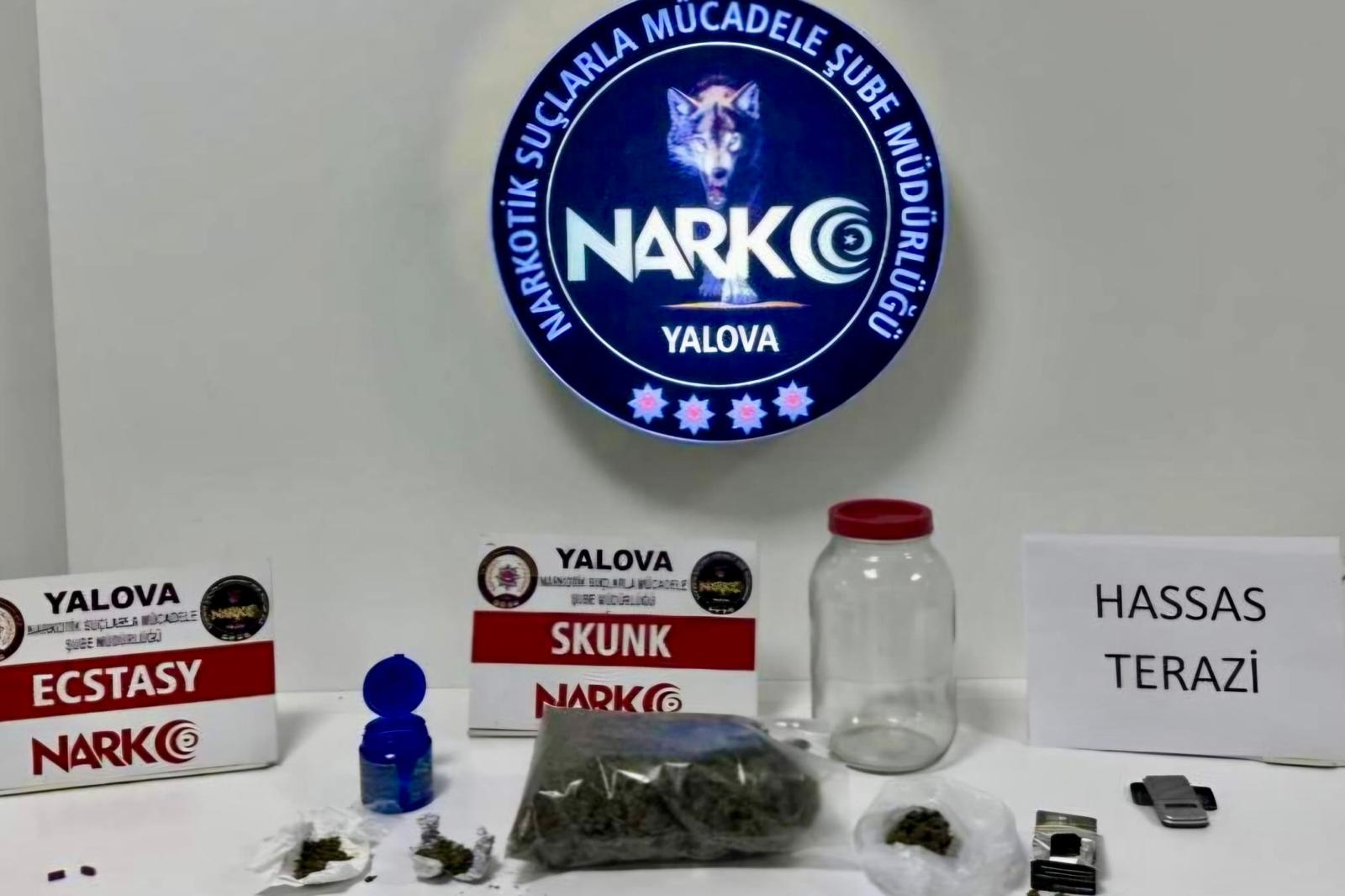 Yalova’da Narkotik Operasyonu: 576 Gram Uyuşturucu, 81 Hap ve Hassas Terazi Ele Geçirildi 6 Yalova’da Narkotik Operasyonu: 576 Gram Uyuşturucu, 81 Hap ve Hassas Terazi Ele Geçirildi
