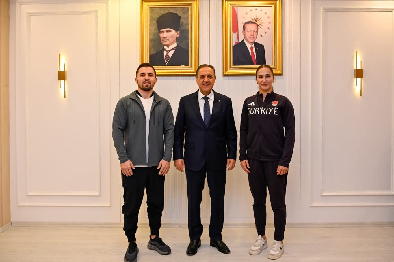 Yalova Valisi Dr. Ahmet Hamdi Usta, Dünya ve Avrupa Şampiyonu Buse Tosun Çavuşoğlu’nu Ağırladı 1 Yalova Valisi Dr. Ahmet Hamdi Usta, Dünya ve Avrupa Şampiyonu Buse Tosun Çavuşoğlu’nu Ağırladı