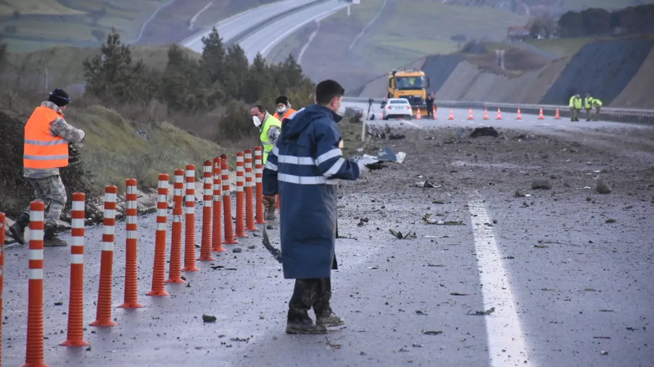 Balıkesir’de F-16 Savaş Uçağı Düştü: Pilot Şehit Oldu, Bölgede Yol Trafiğe Kapatıldı