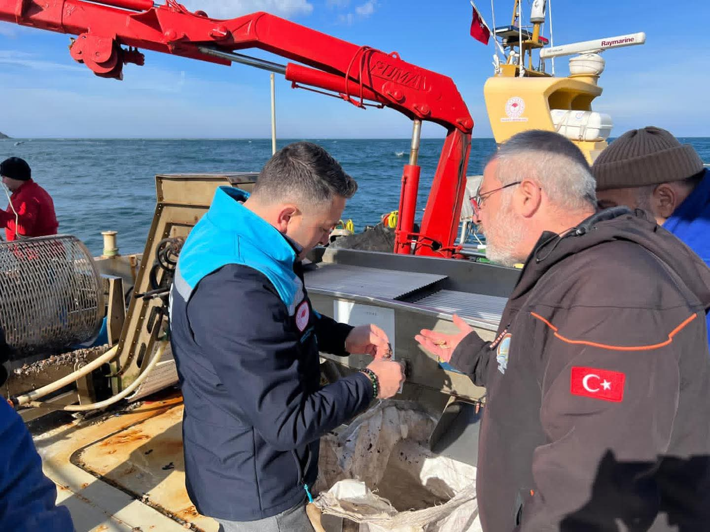 Yalova’da Midye Üretimine Yakın Takip: İl Müdürü Mustafa İlmeç’ten Çınarcık Açıklarında Teknik İnceleme 1 Yalova’da Midye Üretimine Yakın Takip: İl Müdürü Mustafa İlmeç’ten Çınarcık Açıklarında Teknik İnceleme