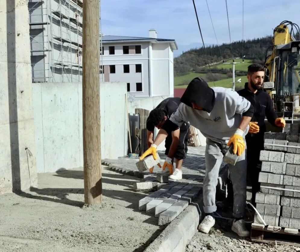 Akça Hatun KYK Yurdu Yolunda Tretuvar Çalışması Başladı: Öğrenciler İçin Güvenli Ulaşım Hamlesi