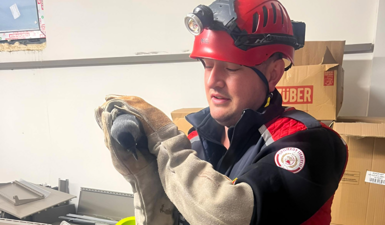 ÇİFTLİKKÖY İTFAİYESİ’NDEN KUŞ VE KEDİ KURTARMA OPERASYONLARI
