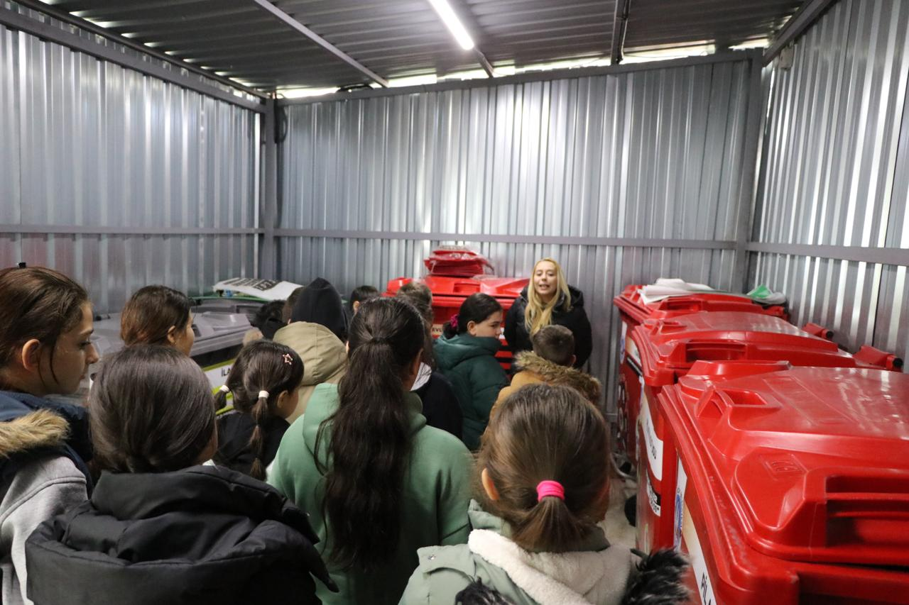 Çiftlikköy Sıfır Atık Tesisi'ne Kaytazdereli Öğrencilerden Ziyaret 1 Çiftlikköy Sıfır Atık Tesisi'ne Kaytazdereli Öğrencilerden Ziyaret