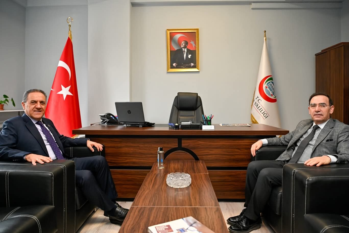 Yalova Valisi Dr. Ahmet Hamdi Usta’dan Sabah Mesaisi: Vali Yardımcılarıyla Koordinasyon Toplantısı