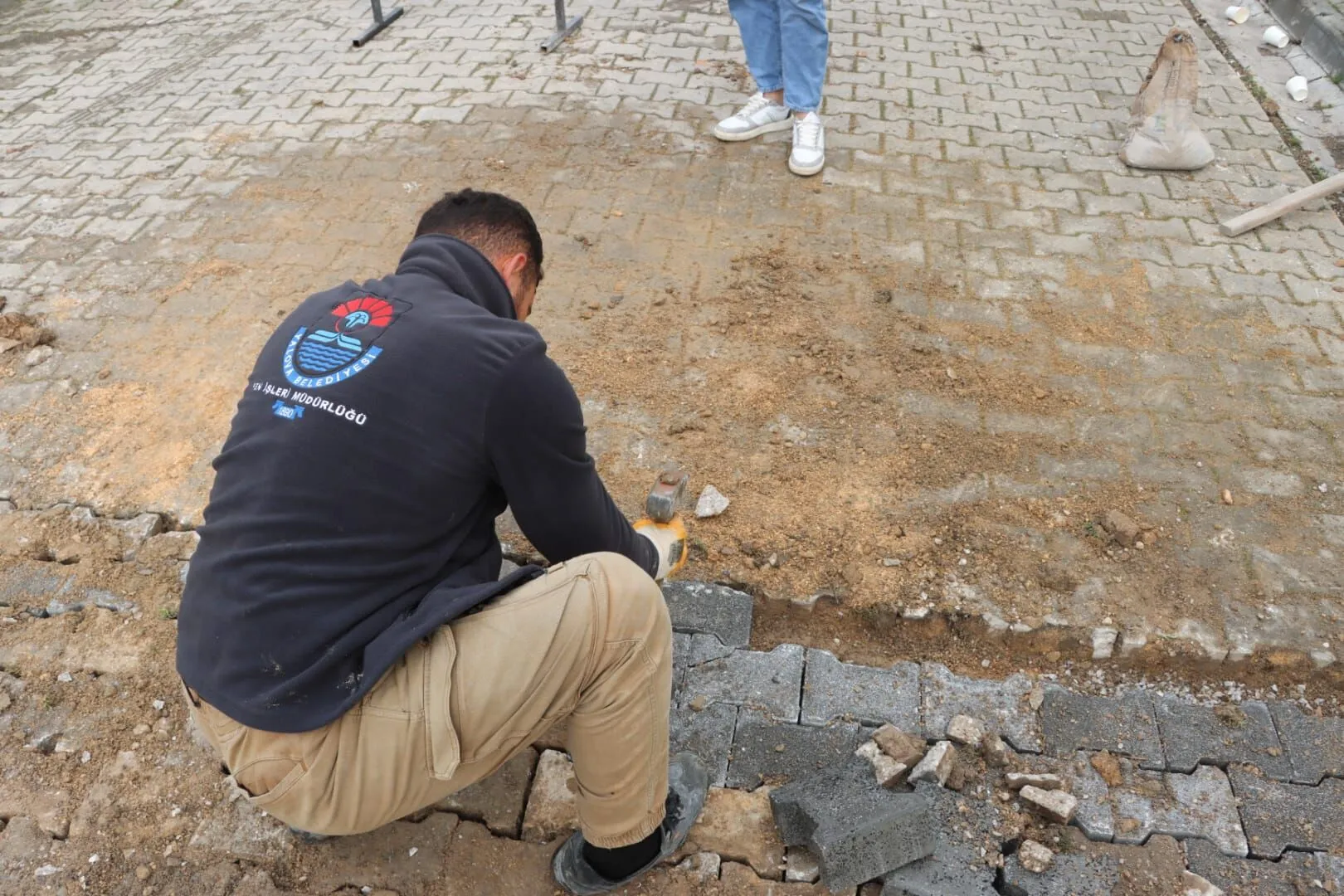 YALOVA BELEDİYESİ’NDEN YOL VE KALDIRIM ÇALIŞMASI