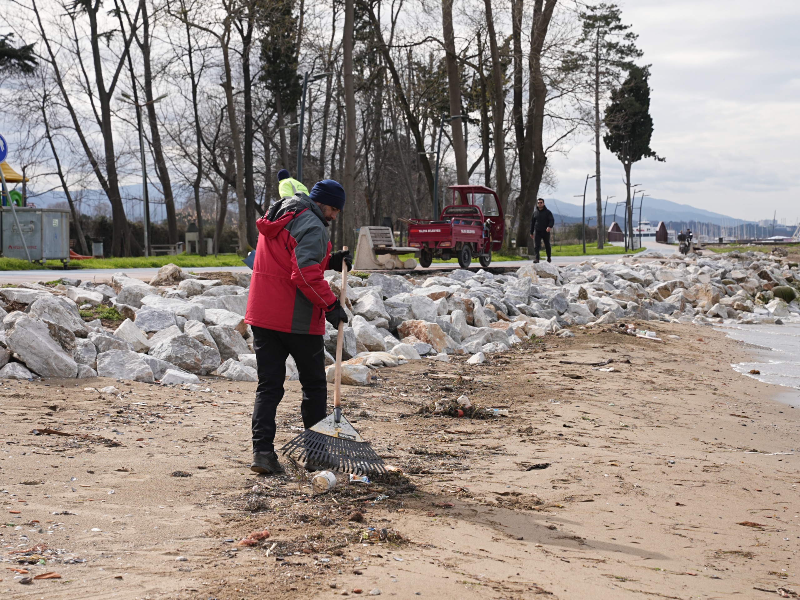 DOĞU SAHİL BANDI KUMSALINDA KAPSAMLI TEMİZLİK ÇALIŞMASI