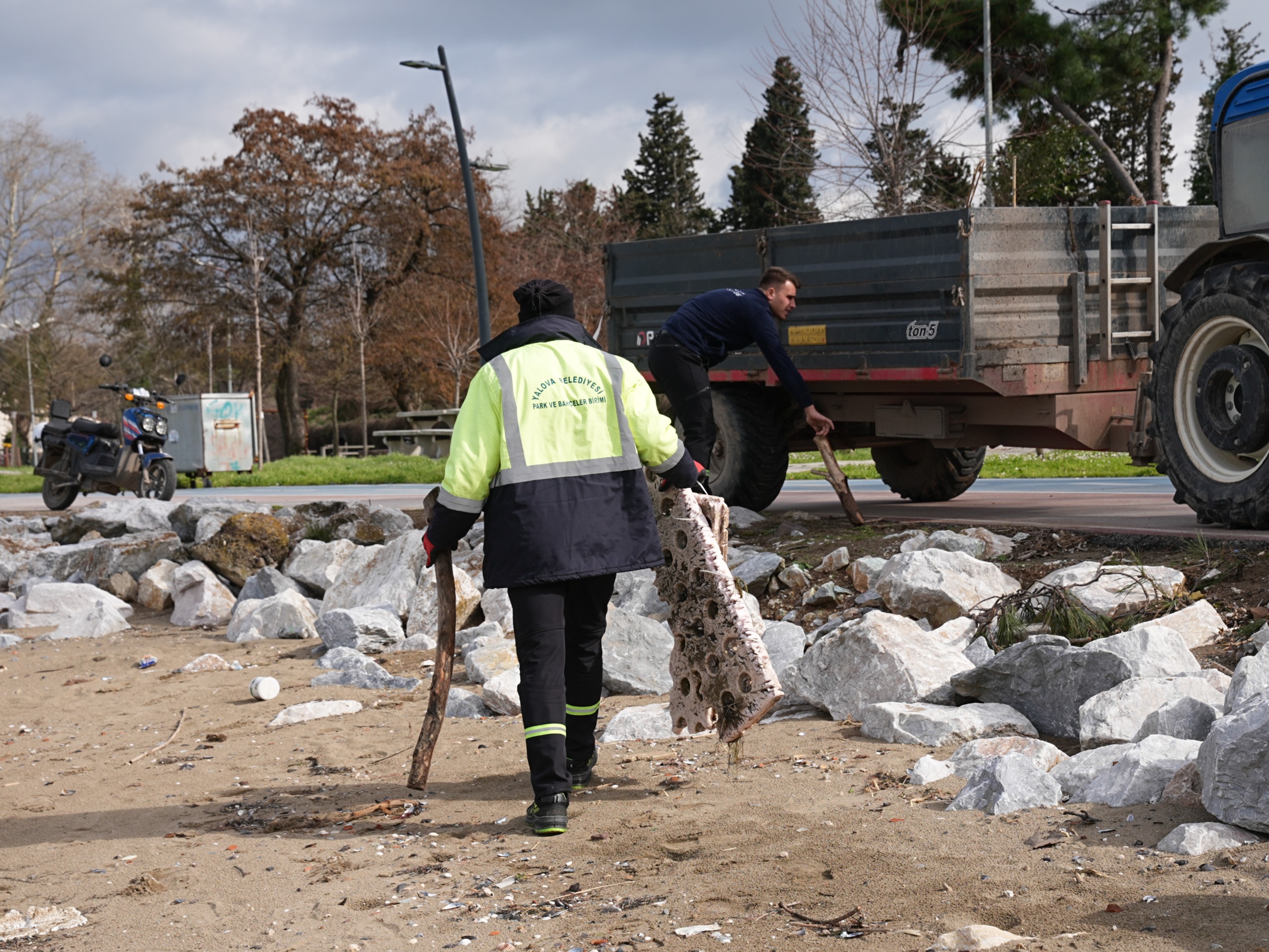 DOĞU SAHİL BANDI KUMSALINDA KAPSAMLI TEMİZLİK ÇALIŞMASI