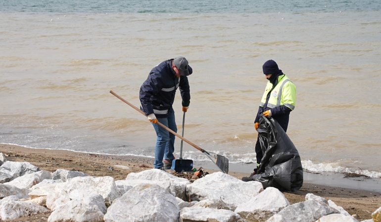 DOĞU SAHİL BANDI KUMSALINDA KAPSAMLI TEMİZLİK ÇALIŞMASI