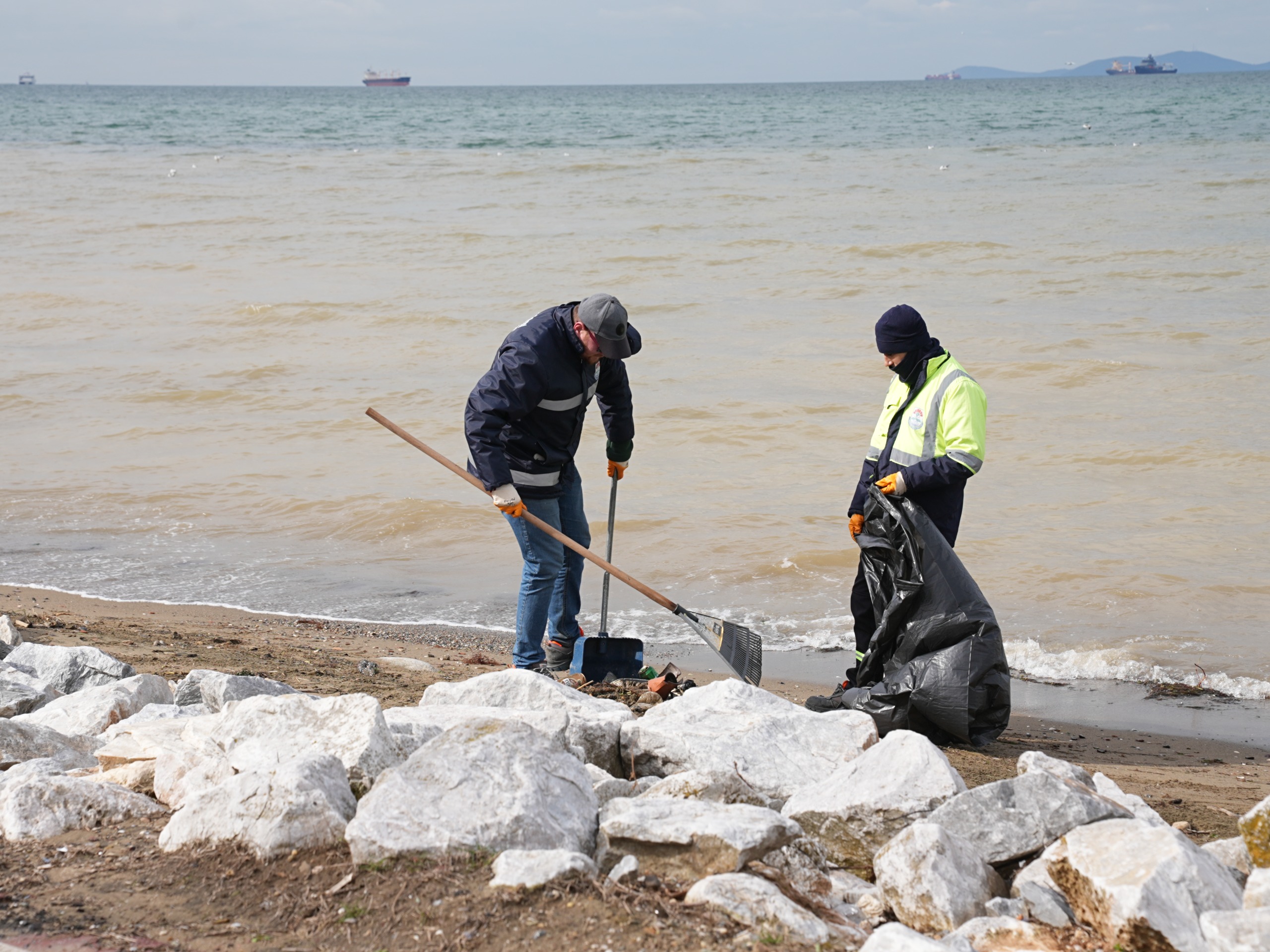 DOĞU SAHİL BANDI KUMSALINDA KAPSAMLI TEMİZLİK ÇALIŞMASI