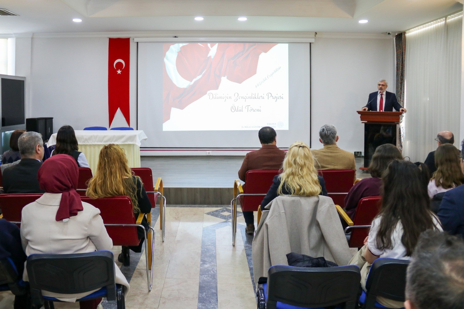 Yalova’da “Dilimizin Zenginlikleri” ve 12 Mart Temalı Yarışmalarda Dereceye Giren Öğrenciler Ödüllerini Aldı