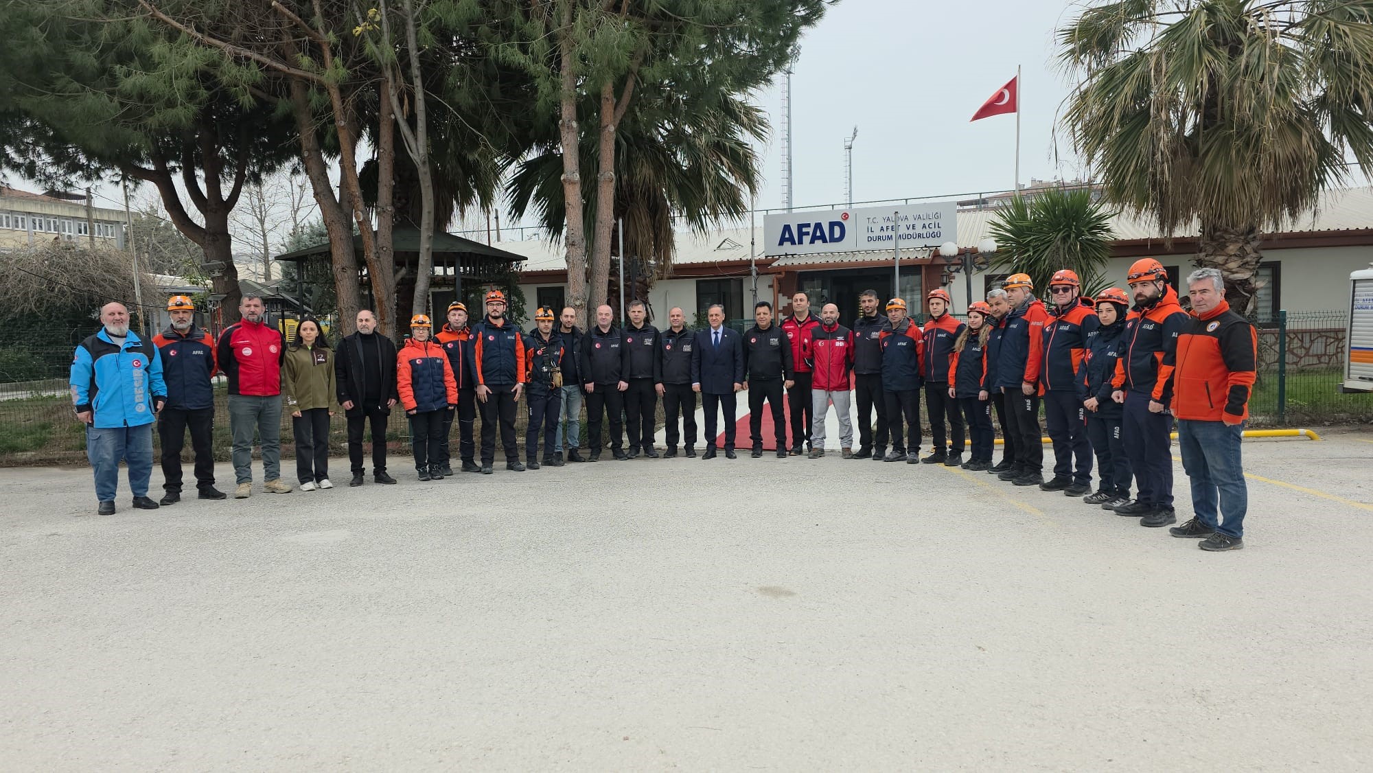 Yalova Valisi Dr. Ahmet Hamdi Usta’dan Kurumumuza Ziyaret: Arama Kurtarma ve KBRN Ekipmanları Tanıtıldı 5 Yalova Valisi Dr. Ahmet Hamdi Usta’dan Kurumumuza Ziyaret: Arama Kurtarma ve KBRN Ekipmanları Tanıtıldı