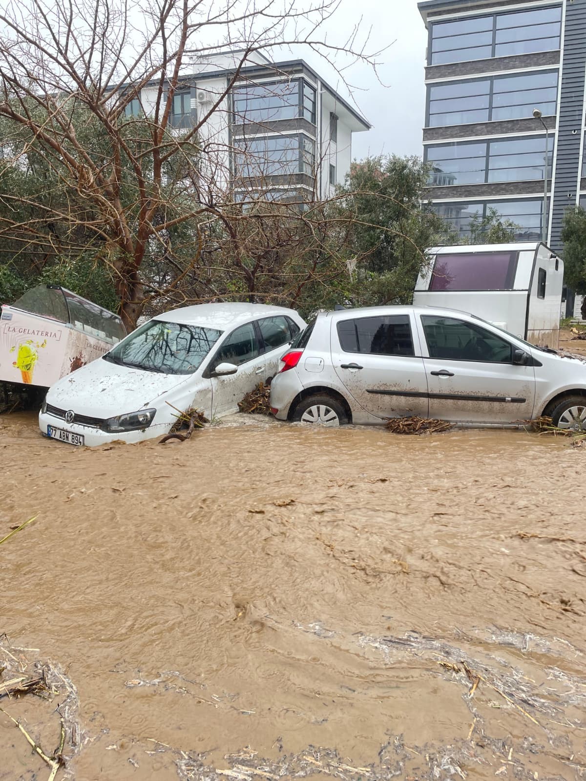 Yalova’da Yoğun Yağışlar Hayatı Olumsuz Etkiledi 4 Yalova’da Yoğun Yağışlar Hayatı Olumsuz Etkiledi