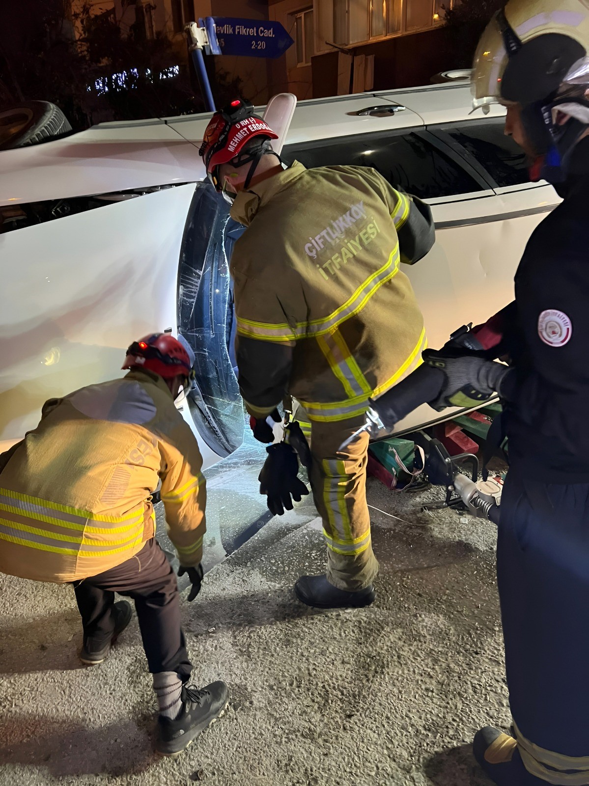 ÇİFTLİKKÖY İTFAİYESİ DEVRİLEN ARACA MÜDAHALE ETTİ