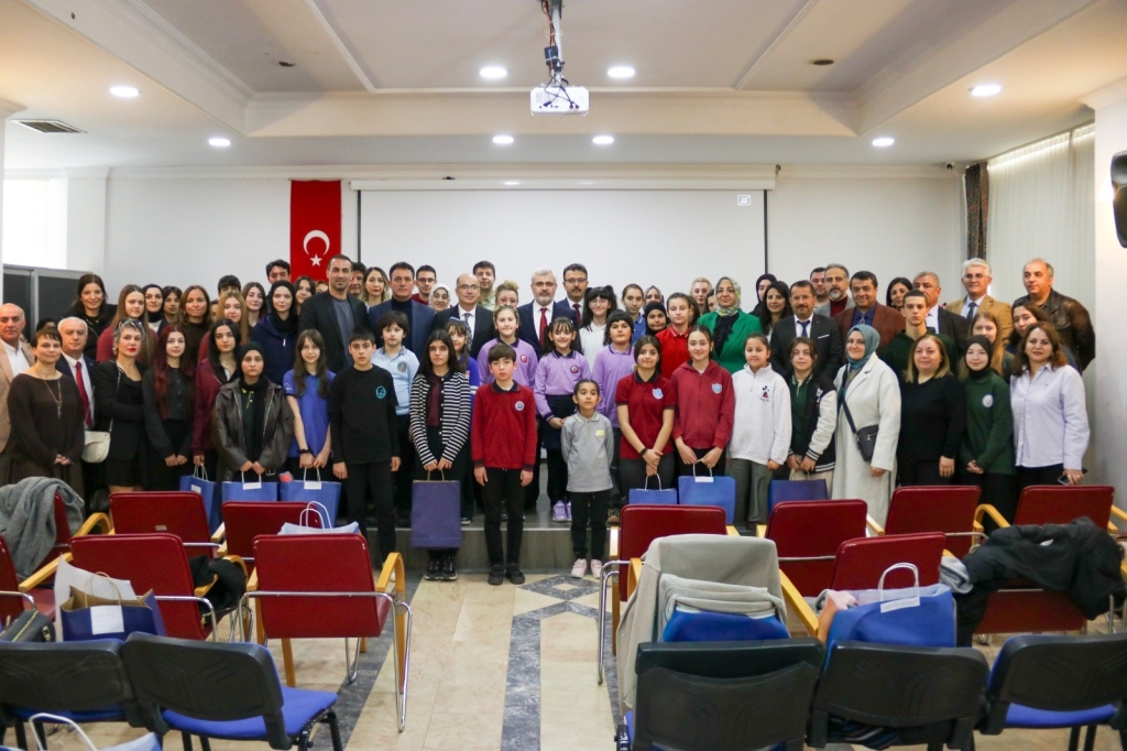 Yalova’da “Dilimizin Zenginlikleri” ve 12 Mart Temalı Yarışmalarda Dereceye Giren Öğrenciler Ödüllerini Aldı