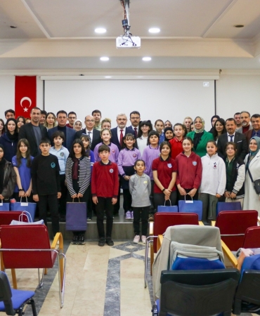 Yalova’da “Dilimizin Zenginlikleri” ve 12 Mart Temalı Yarışmalarda Dereceye Giren Öğrenciler Ödüllerini Aldı