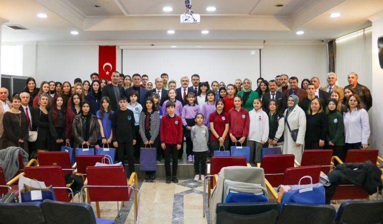 Yalova’da “Dilimizin Zenginlikleri” ve 12 Mart Temalı Yarışmalarda Dereceye Giren Öğrenciler Ödüllerini Aldı