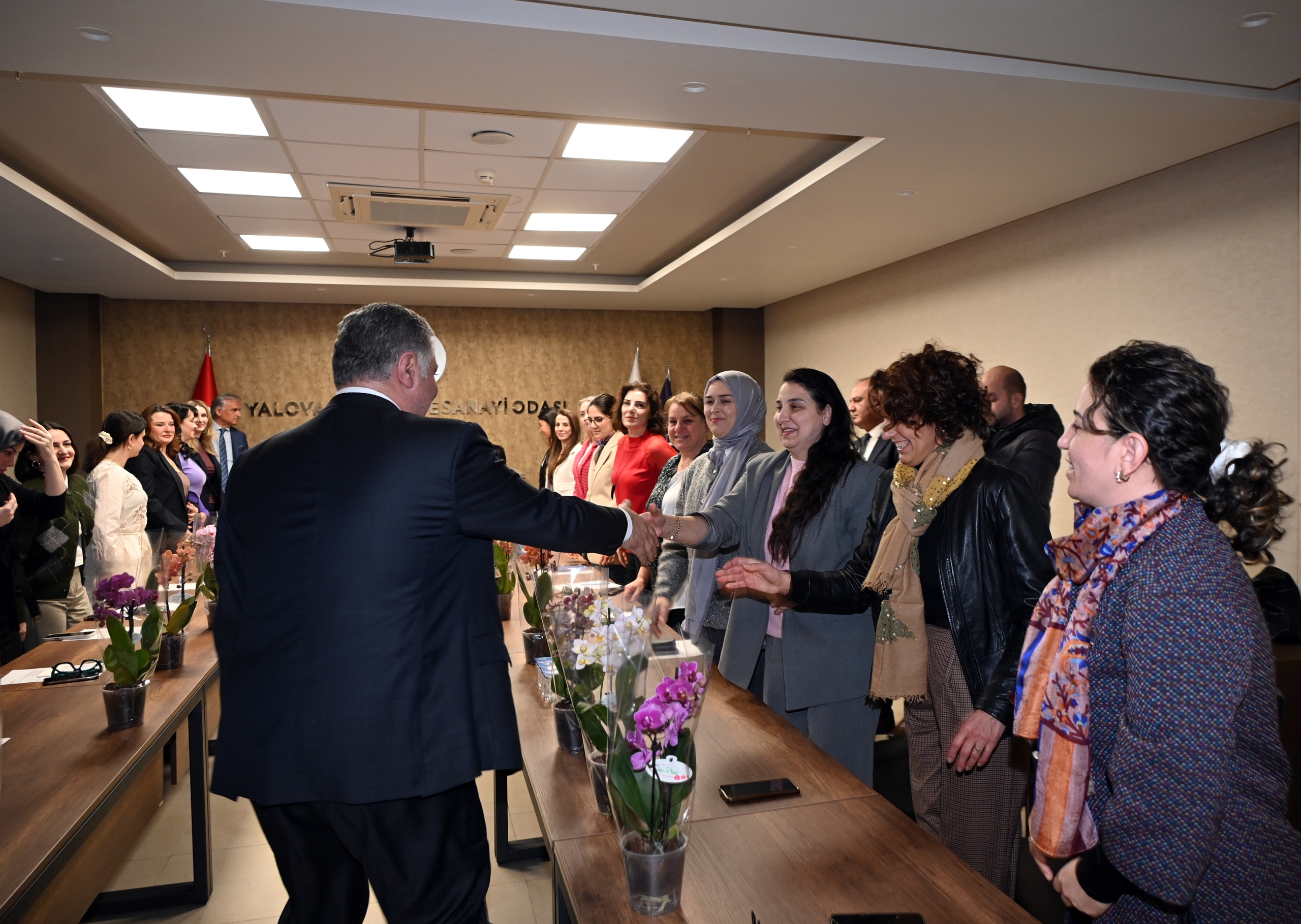 BAŞKAN GÜREL’DEN ÜRETEN KADINLARLA ANLAMLI BULUŞMA