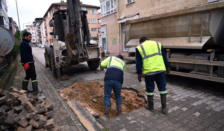 YALOVA BELEDİYESİ EKİPLERİ SAHADA ÇALIŞMALARINI SÜRDÜRÜYOR