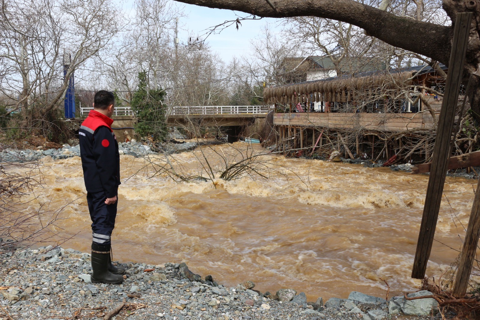 MÜDÜR İLMEÇ YAĞIŞ SONRASI TAŞKIN ALANLARINI İNCELEDİ