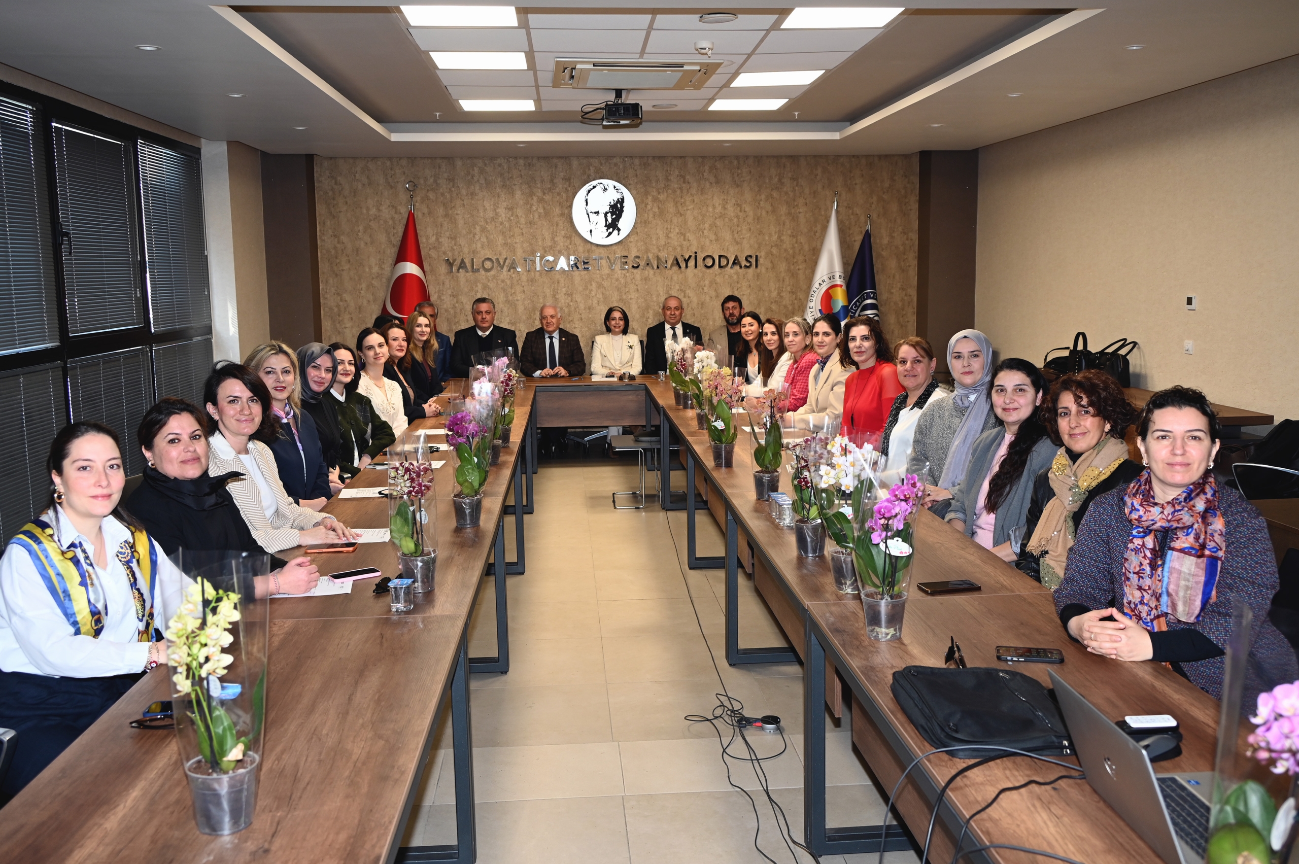 BAŞKAN GÜREL’DEN ÜRETEN KADINLARLA ANLAMLI BULUŞMA