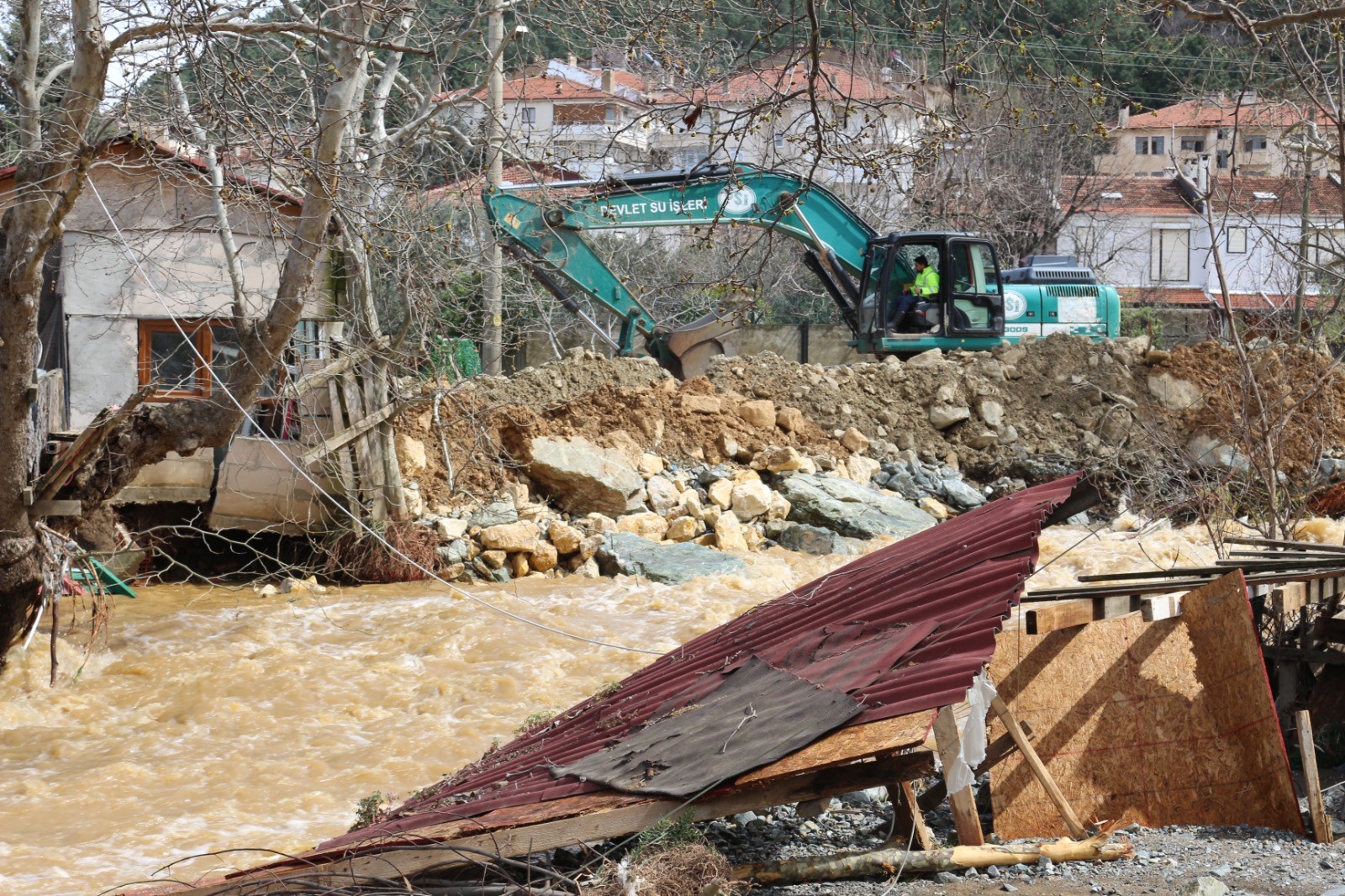 MÜDÜR İLMEÇ YAĞIŞ SONRASI TAŞKIN ALANLARINI İNCELEDİ