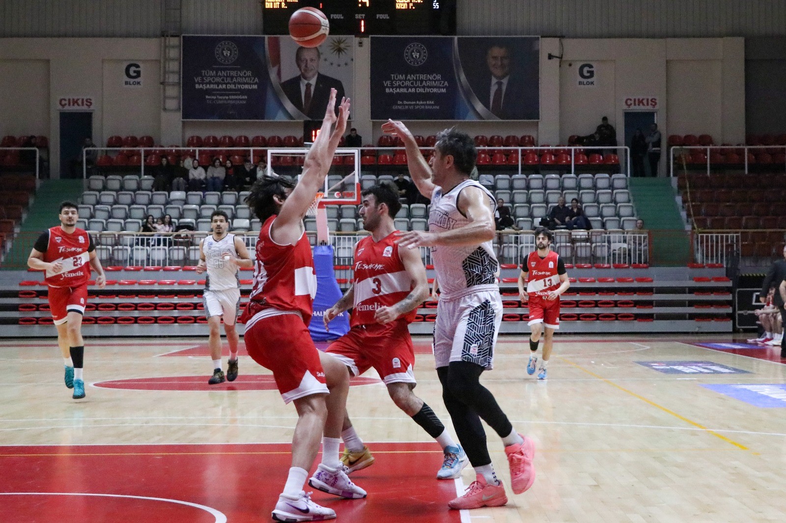 ÇİFTLİKKÖY BELEDİYE, PLAY-OFF ÇEYREK FİNALİNDE (81-81)