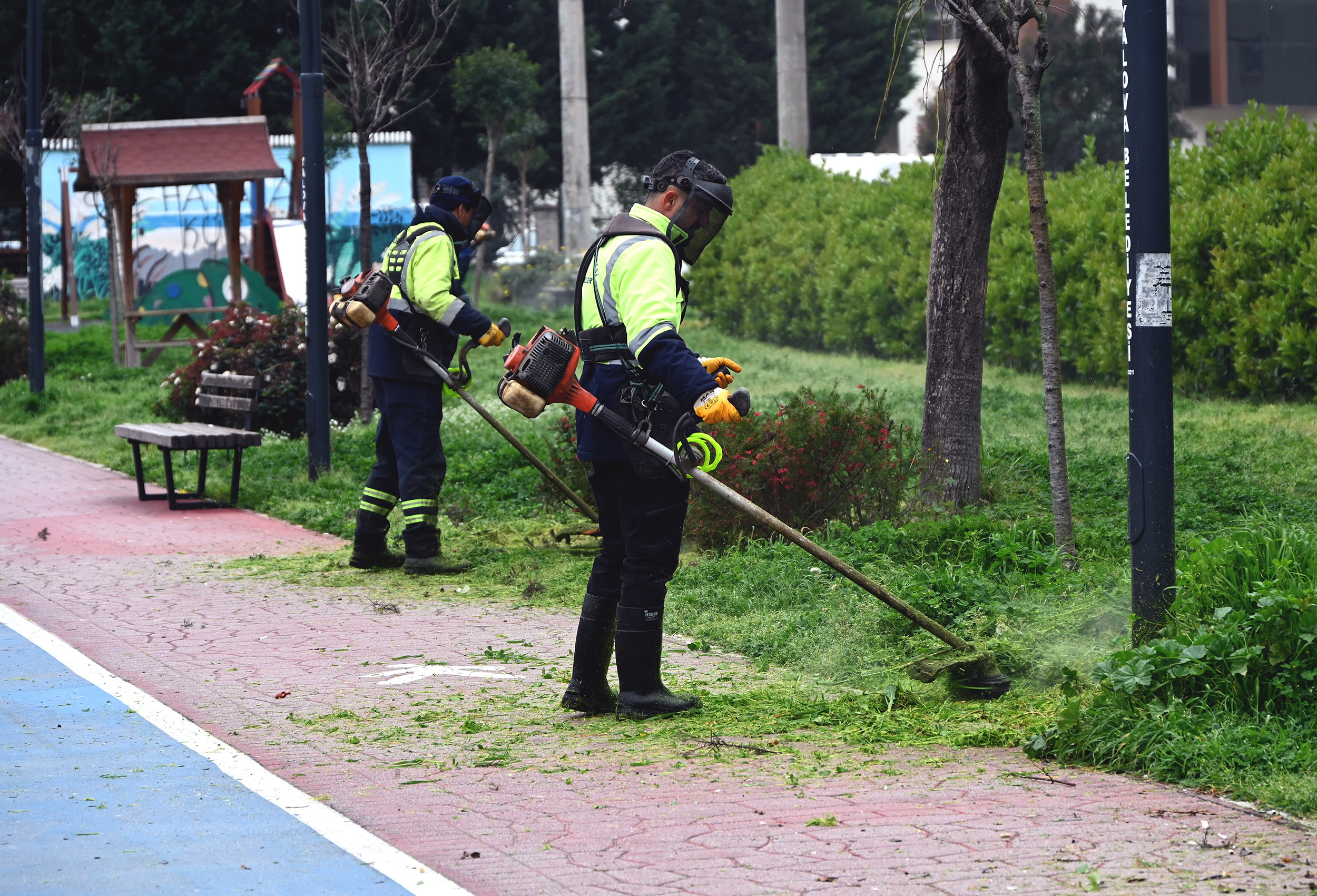 YALOVA BELEDİYESİ EKİPLERİ SAHADA ÇALIŞMALARINI SÜRDÜRÜYOR
