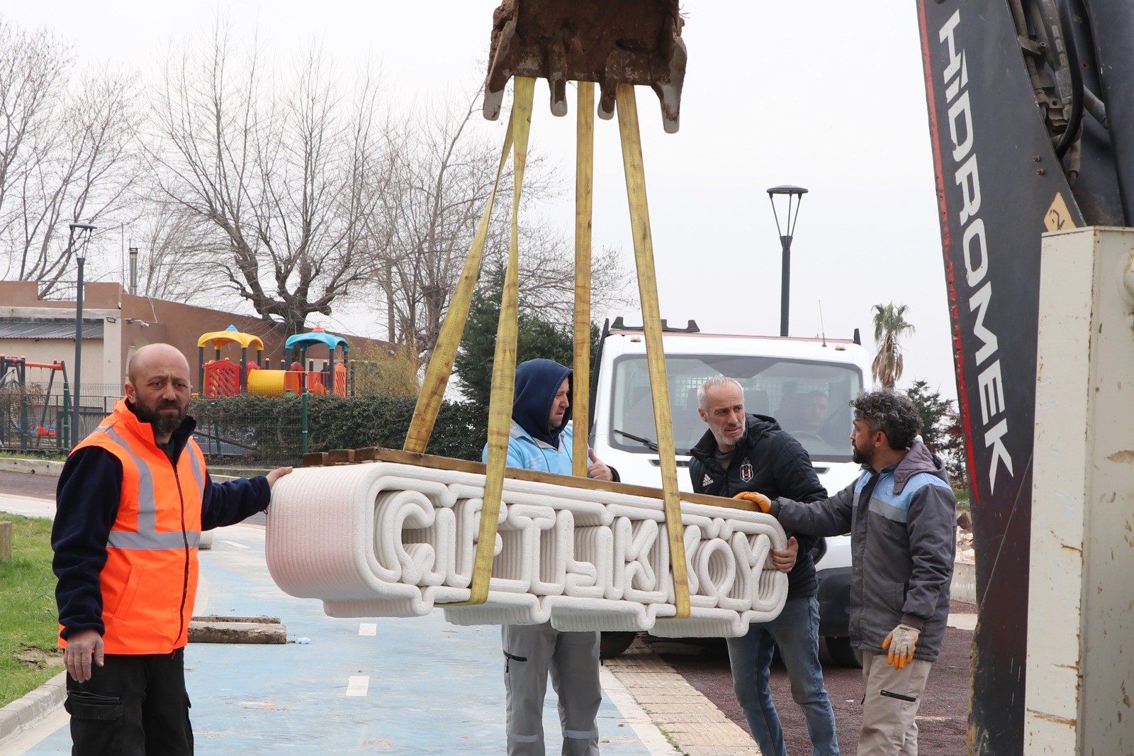 3D YAZICIYLA ÜRETİLEN BANKLAR SAHİLDE YERİNİ ALDI