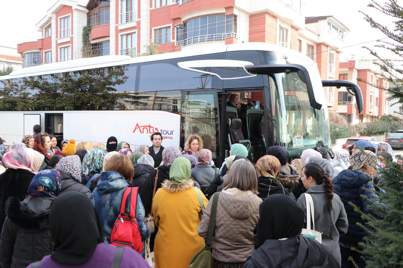 ÇİFTLİKKÖYLÜ KADINLARI CAMİLER TURUNA BAŞKAN YELE YOLCULADI
