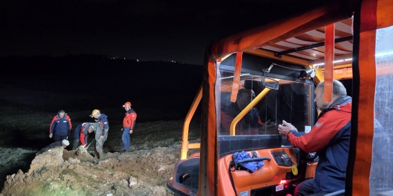 Yalova’da Bataklıkta Mahsur Kalan Vatandaş ve Büyükbaş Hayvan Kurtarıldı