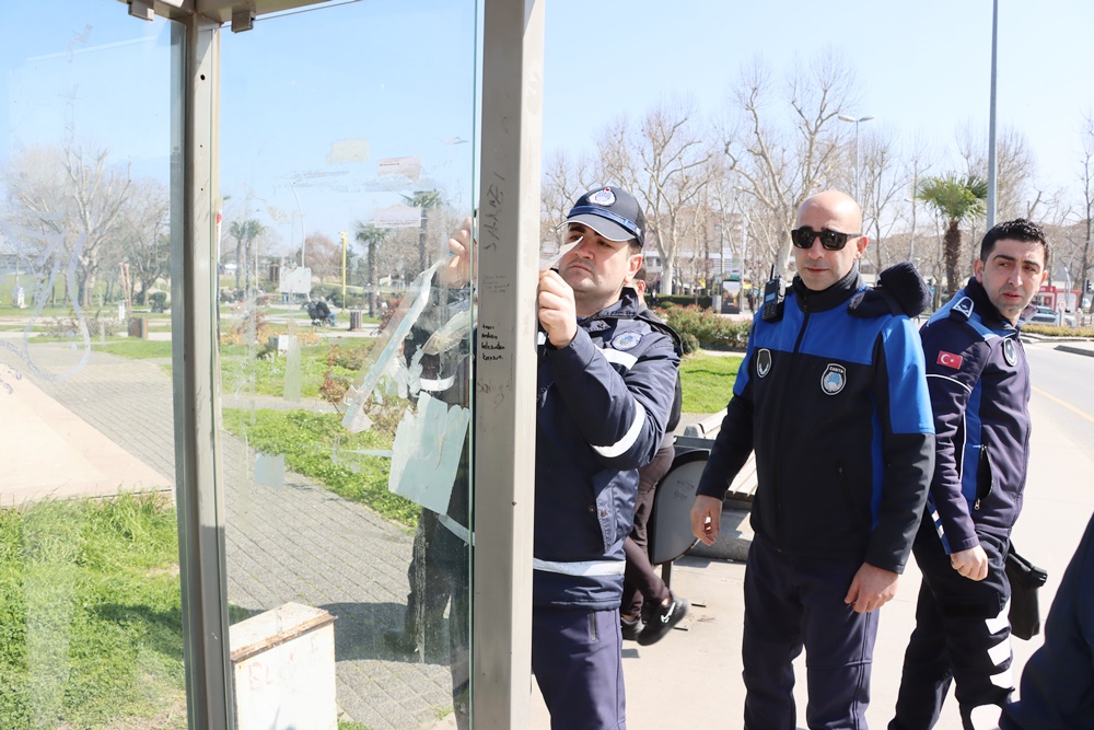OTOBÜS DURAKLARINDAKİ İZİNSİZ AFİŞLERE ZABITA MÜDAHALESİ
