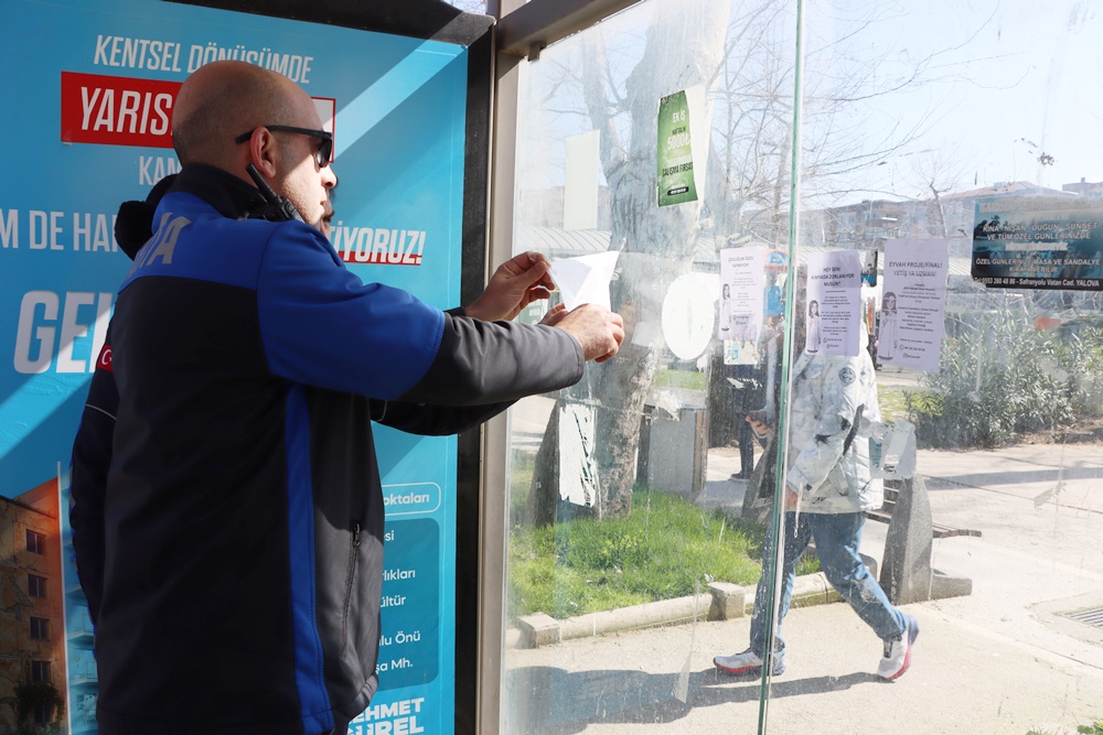 OTOBÜS DURAKLARINDAKİ İZİNSİZ AFİŞLERE ZABITA MÜDAHALESİ