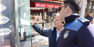OTOBÜS DURAKLARINDAKİ İZİNSİZ AFİŞLERE ZABITA MÜDAHALESİ