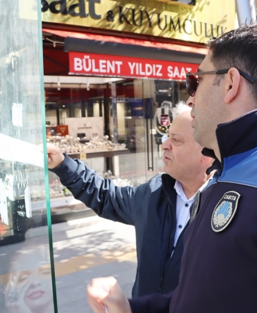 OTOBÜS DURAKLARINDAKİ İZİNSİZ AFİŞLERE ZABITA MÜDAHALESİ