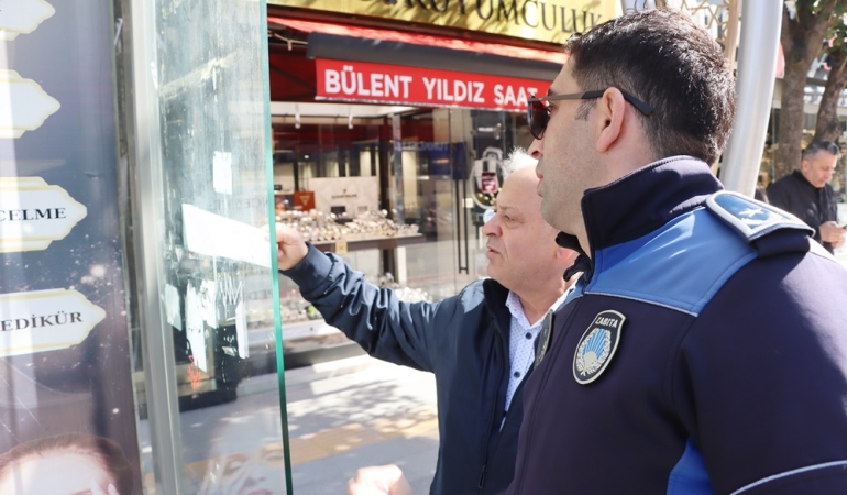 OTOBÜS DURAKLARINDAKİ İZİNSİZ AFİŞLERE ZABITA MÜDAHALESİ