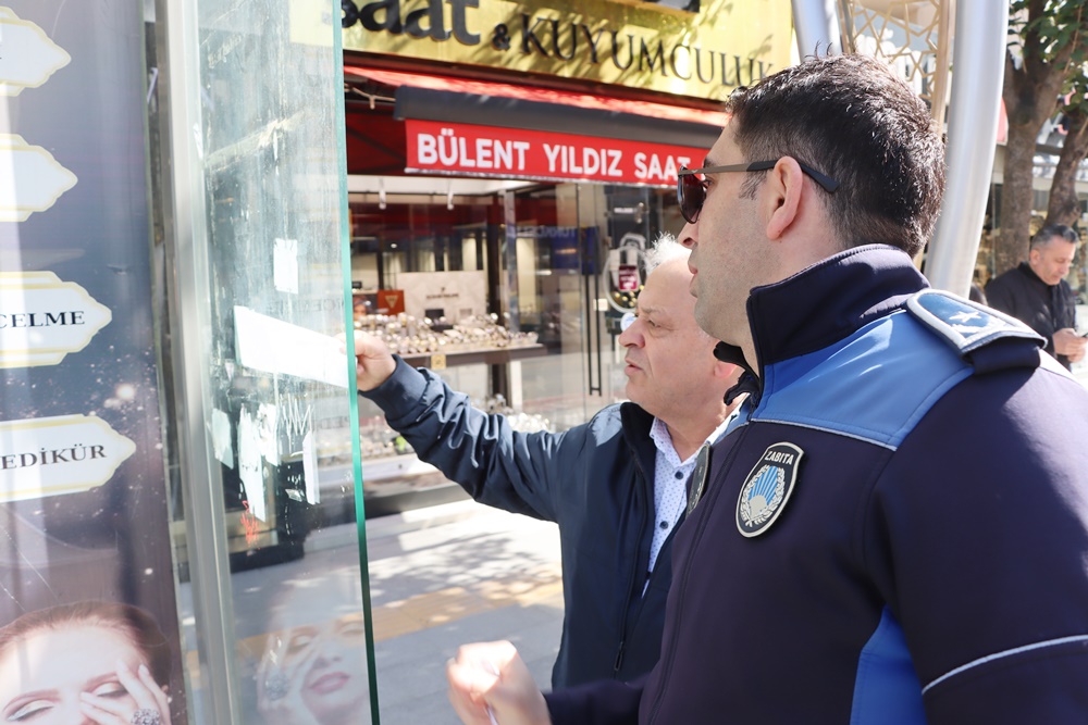 OTOBÜS DURAKLARINDAKİ İZİNSİZ AFİŞLERE ZABITA MÜDAHALESİ