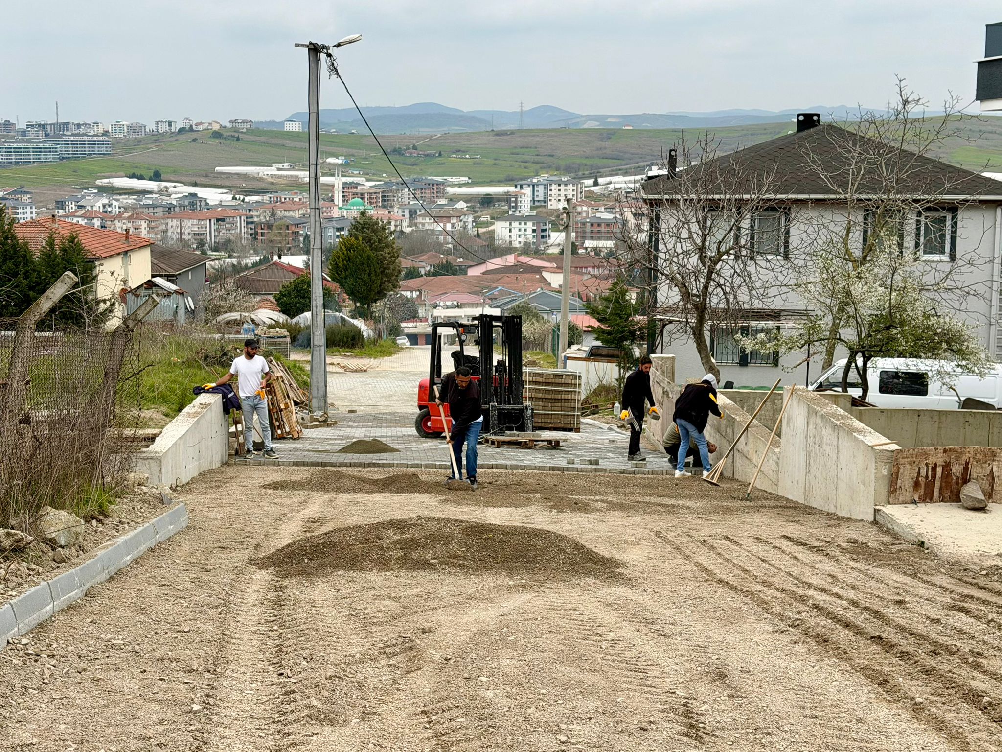 PARKE YOL BAKIM ONARIM ÇALIŞMALARI DEVAM EDİYOR