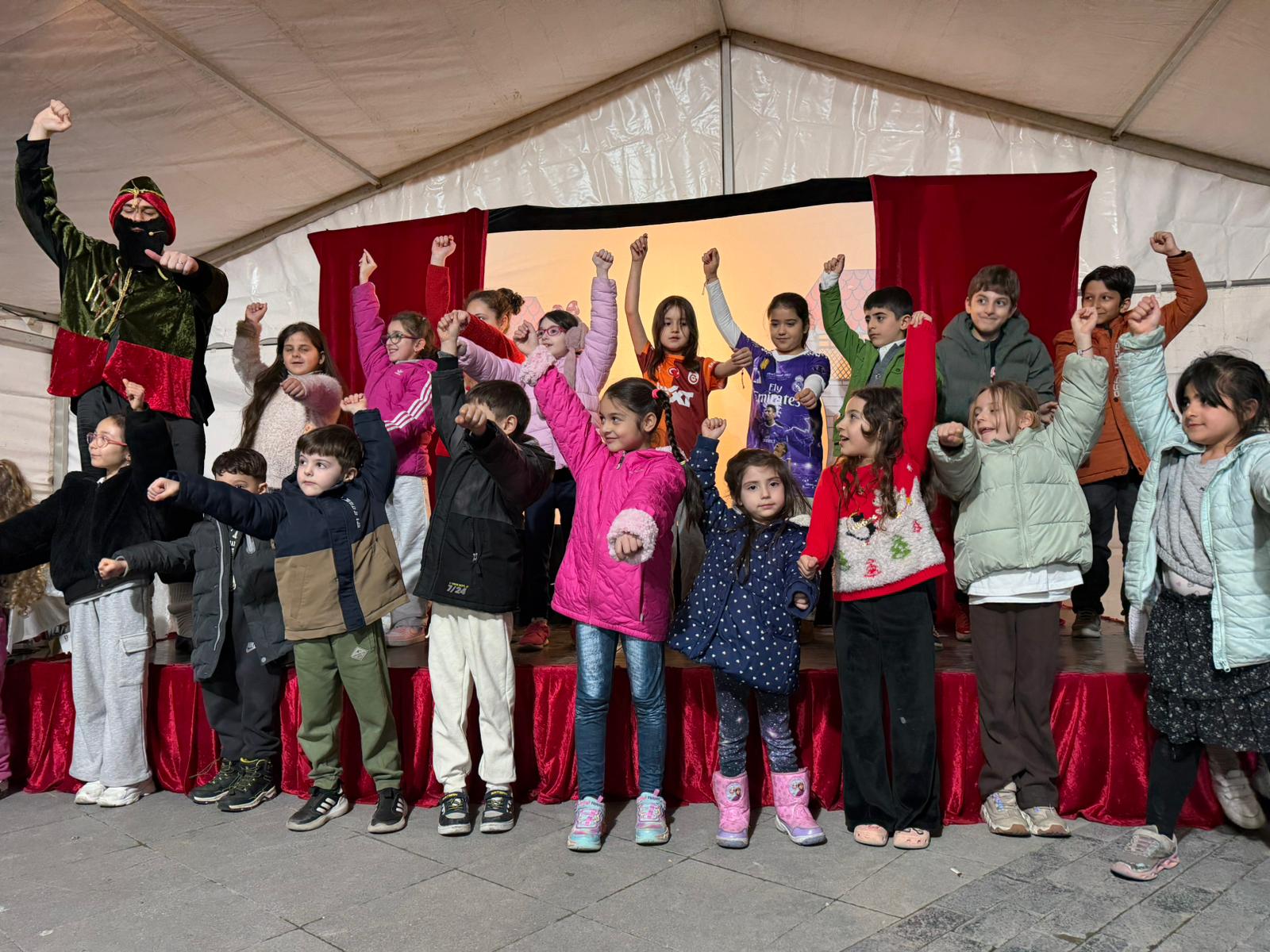 KARAGÖZ İLE HACİVAT RAMAZAN AKŞAMLARINA NEŞE KATIYOR 4 KARAGÖZ İLE HACİVAT RAMAZAN AKŞAMLARINA NEŞE KATIYOR