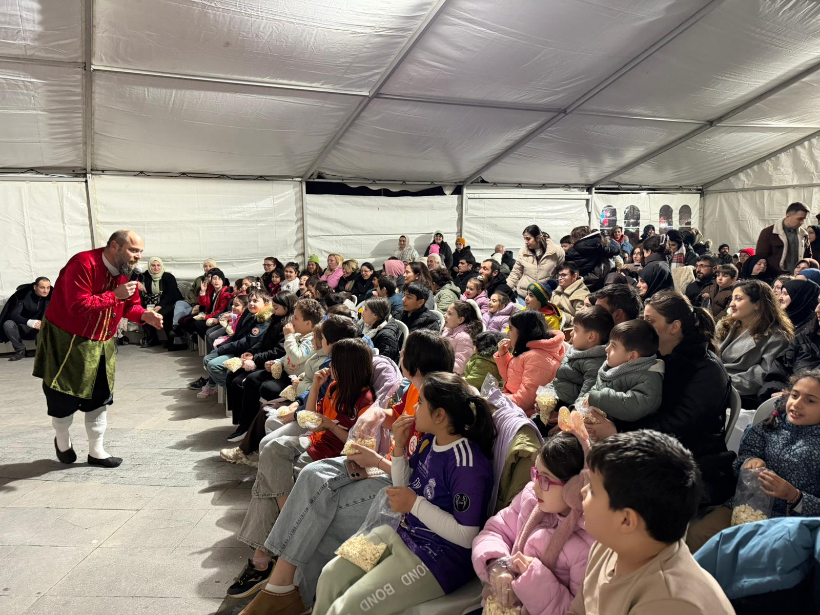 KARAGÖZ İLE HACİVAT RAMAZAN AKŞAMLARINA NEŞE KATIYOR 5 KARAGÖZ İLE HACİVAT RAMAZAN AKŞAMLARINA NEŞE KATIYOR