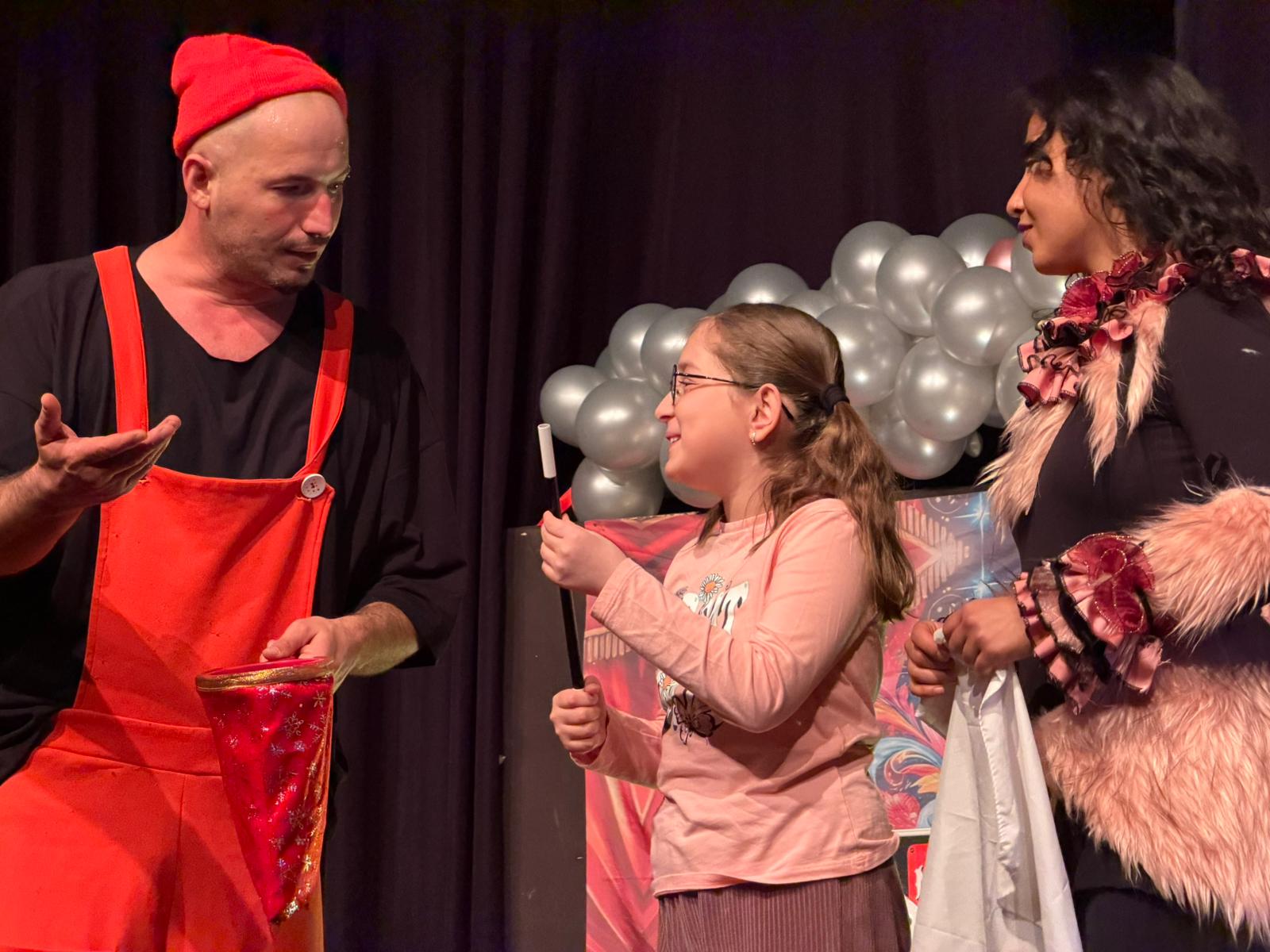 MİNİ SİRK ÇOCUKLARI EĞLENDİRDİ