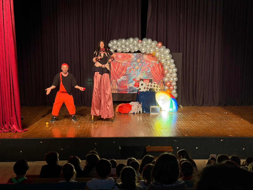 MİNİ SİRK ÇOCUKLARI EĞLENDİRDİ