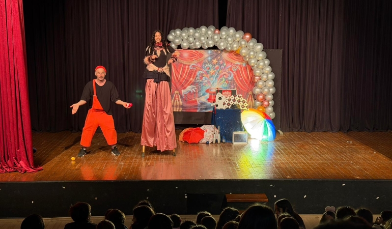 MİNİ SİRK ÇOCUKLARI EĞLENDİRDİ