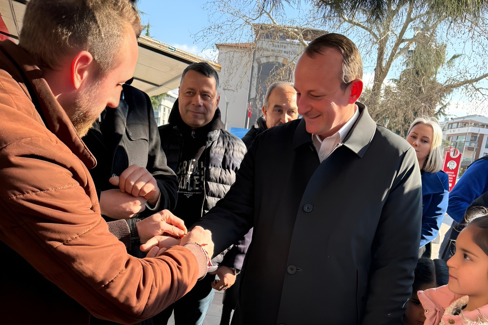 BAŞKAN YELE'DEN ÇİFTLİKKÖYLÜLERE MARTENİÇKA HEDİYESİ