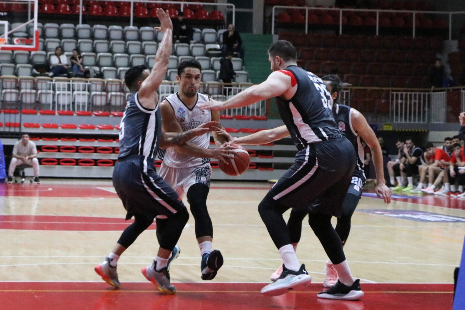 ÇİFTLİKKÖY BELEDİYE PLAY-OFF’A HAZIR