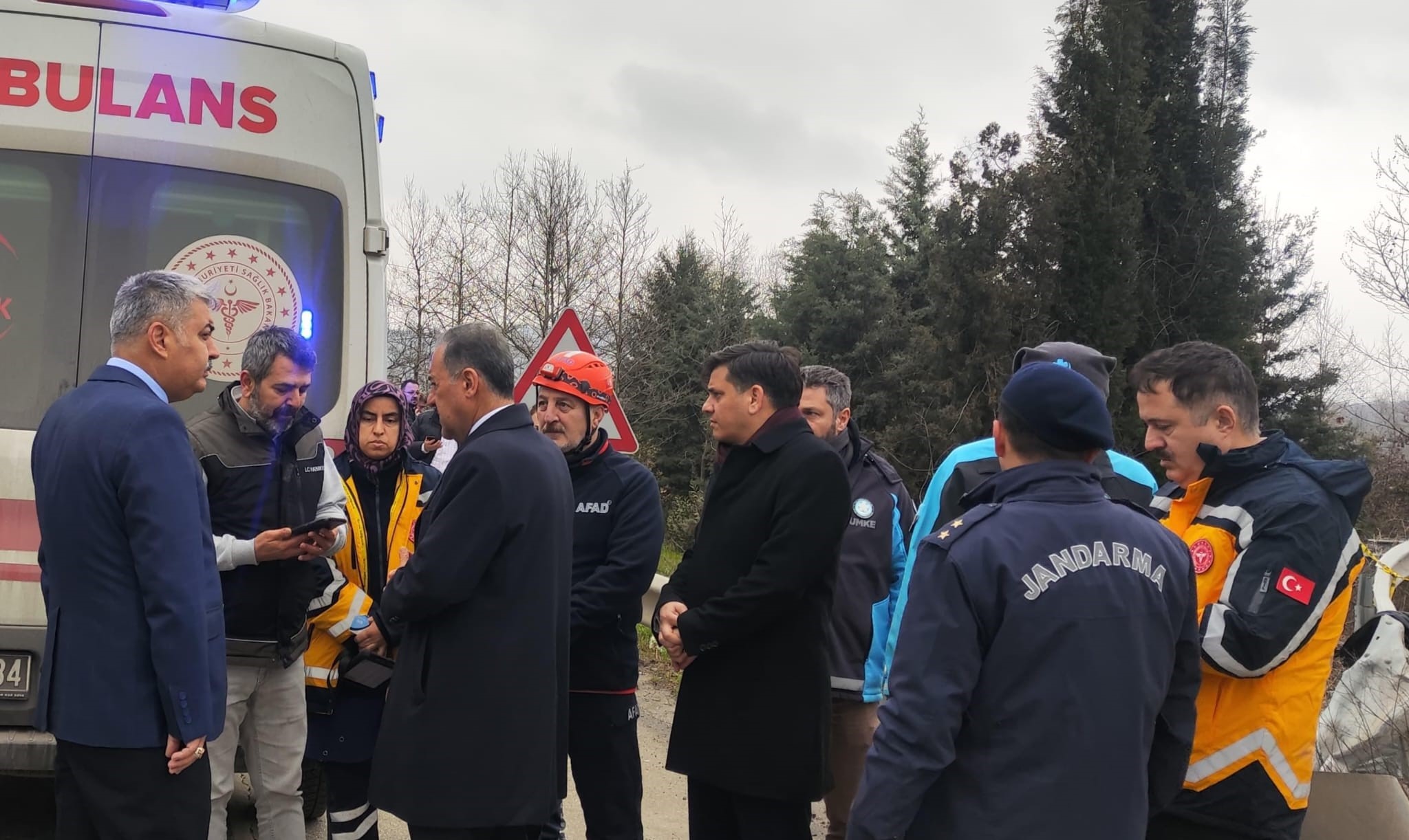 BURSA YOLU PAŞAKENT MEVKİİNDE FECİ KAZA: 1 ÖLÜ, 21 YARALI 6 BURSA YOLU PAŞAKENT MEVKİİNDE FECİ KAZA: 1 ÖLÜ, 21 YARALI