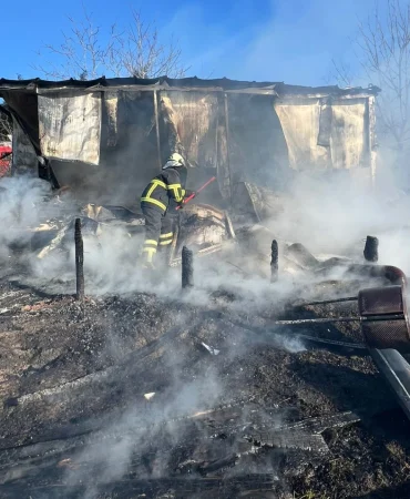 ÇİFTLİKKÖY İTFAİYESİ’NDEN KONTEYNER-KÜTÜPHANE YANGININA HIZLI MÜDAHALE